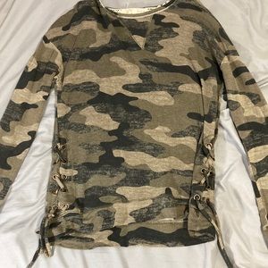 camouflage green long sleeve T-shirt